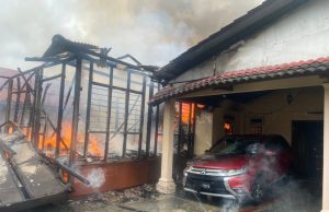 Dua rumah lot di Kampung Melayu Ampang terbakar