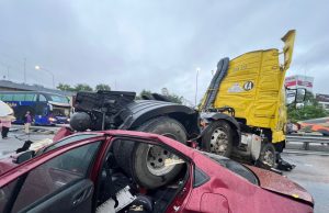 Seorang wanita maut nahas lori treler, Honda City di Lebuh Raya PLUS