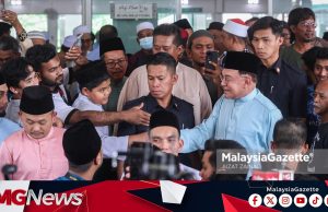 PM Anwar Tunai Solat Jumaat Di Masjid Jamek Pekan Kajang