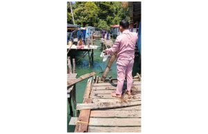 Titi roboh di Pulau Gaya, penduduk jatuh ke laut ketika beraya