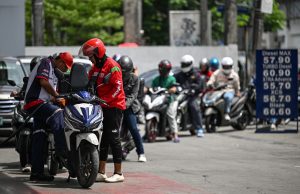 Filipinos race to fill tanks ahead of petrol price jump