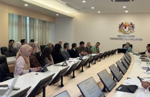 Anthony Loke mengadakan mesyuarat bersama pengurusan syarikat penerbangan, operator lapangan terbang, pembekal bahan api jet serta pihak berkuasa sektor udara.