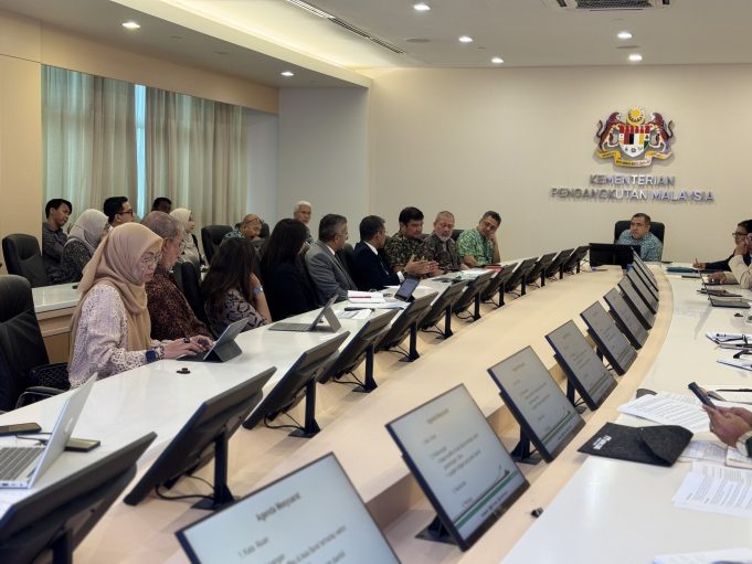 Anthony Loke mengadakan mesyuarat bersama pengurusan syarikat penerbangan, operator lapangan terbang, pembekal bahan api jet serta pihak berkuasa sektor udara.