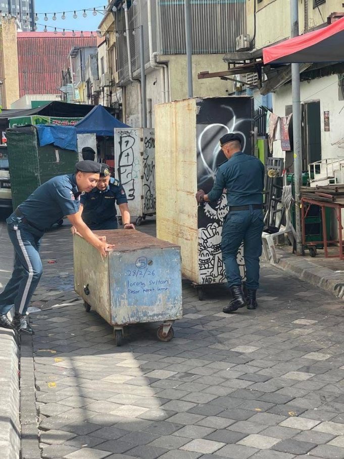 DBKL sita 11 gerobok beroda peniaga Pasar Karat Lama, Lorong Sultan, Jalan Petaling.