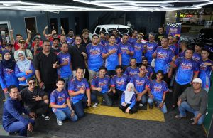 Para peserta, rakan strategik dan komuniti automotif berhimpun bersama penganjur program, Encik Zaki bagi meraikan pelancaran rasmi Truck Fighter Meet & Show Event 2.0. Acara ini menjadi platform mengeratkan hubungan serta memperkukuh jaringan dalam kalangan penggiat industri 4x4 dan trak.