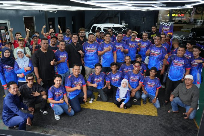 Para peserta, rakan strategik dan komuniti automotif berhimpun bersama penganjur program, Encik Zaki bagi meraikan pelancaran rasmi Truck Fighter Meet & Show Event 2.0. Acara ini menjadi platform mengeratkan hubungan serta memperkukuh jaringan dalam kalangan penggiat industri 4x4 dan trak.