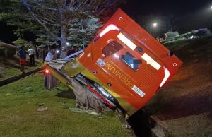 Bas ekspres terbalik, 10 penumpang cedera dan tersepit