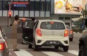 Polis berkas lelaki bogel di tempat awam