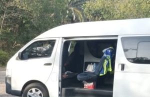 Kereta bergoyang, dua lelaki tanpa seluar dicekup sedang ‘projek’