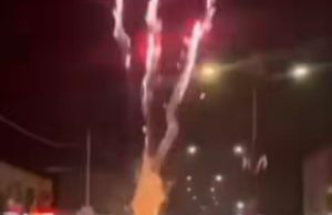 Polis buru lelaki tunggang RXZ sambil bakar mercun atas jalan