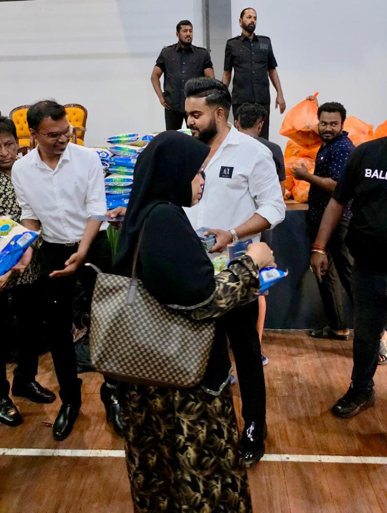 Datuk AK Thevaraja tampil menyampaikan keperluan asas serta bantuan Aidilfitri termasuk wang ringgit bagi penduduk setempat Sg Kandis baru-baru ini.