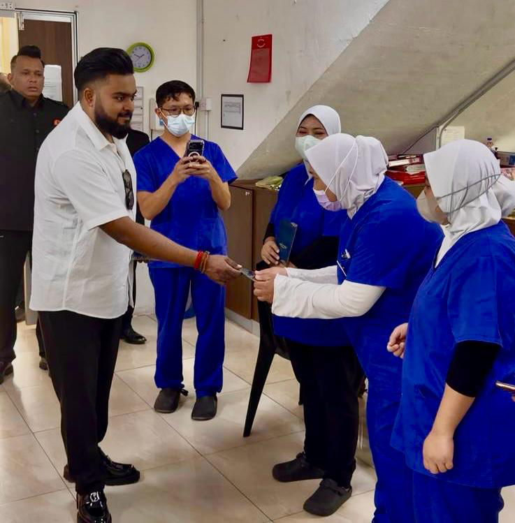 AK Thevaraja juga tampil memberikan sumbangan kepada petugas kesihatan sempena Hari Raya Aidilfitri.