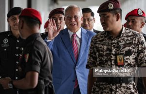 Najib Hadir Ke Mahkamah Dengan Senyuman