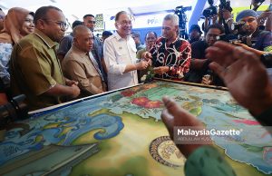 Perdana Menteri, Datuk Seri Anwar Ibrahim melawat reruai pameran pada Majlis Perasmian Penutupan Program MADANI Rakyat 2025 Perak di Lumut Waterfront, Lumut. Foto ABDULLAH YUSOF, 15 JUN 2025.