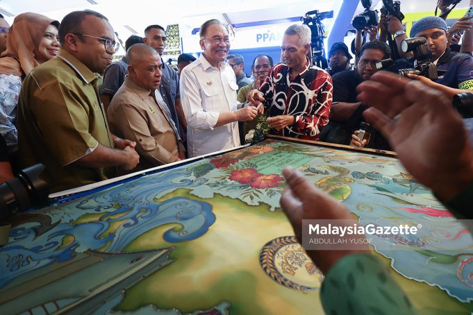Perdana Menteri, Datuk Seri Anwar Ibrahim melawat reruai pameran pada Majlis Perasmian Penutupan Program MADANI Rakyat 2025 Perak di Lumut Waterfront, Lumut. Foto ABDULLAH YUSOF, 15 JUN 2025.