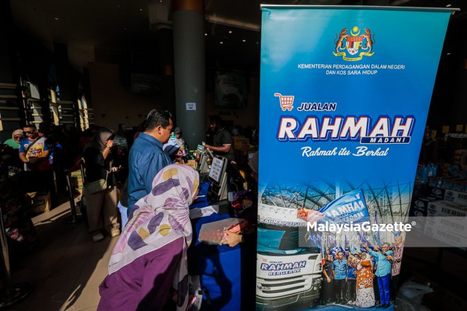 SESI WALKABOUT KPDN PERAK JUALAN RAHMAH Orang ramai tidak melepaskan peluang mendapatkan pelbagai barangan asas pada program Jualan Rahmah Madani Kementerian Perdagangan Dalam Negeri dan Kos Sara Hidup (KPDN) Perak sempena perayaan Hari Raya Aidilfitri di Bangunan Persekutuan Ipoh (Greentown), pada Isnin. Foto ANIQ NABILAFIQ ANUAR, 16 MAC 2026.