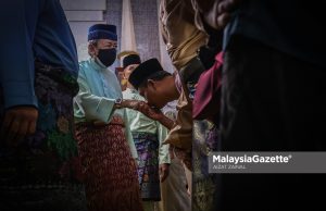 Lebih 15,000 rakyat jelata solat Aidilfitri bersama Sultan Selangor