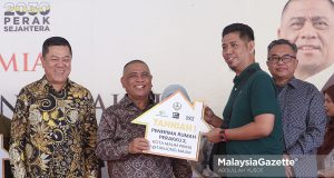 Menteri Besar Perak, Datuk Seri Saarani Mohamad ketika gimik penyerahan kepada pembeli rumah Projek Perumahan Perakku Kota Malim Prima @ Tanjung Malim. Foto ABDULLAH YUSOF 28 MARCH 2026.