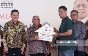 Menteri Besar Perak, Datuk Seri Saarani Mohamad ketika gimik penyerahan kepada pembeli rumah Projek Perumahan Perakku Kota Malim Prima @ Tanjung Malim. Foto ABDULLAH YUSOF 28 MARCH 2026.