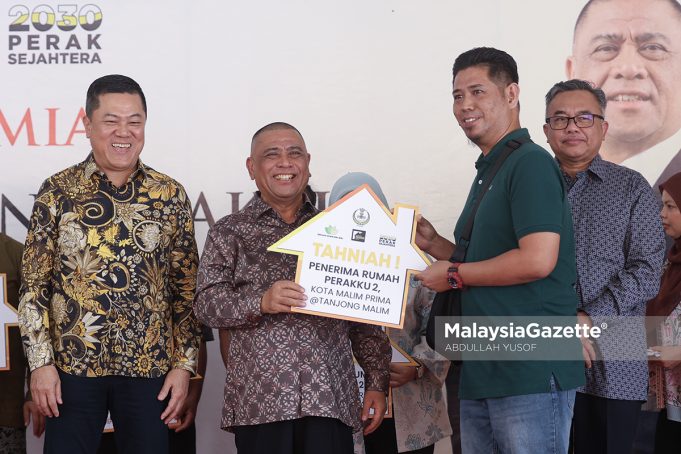Menteri Besar Perak, Datuk Seri Saarani Mohamad ketika gimik penyerahan kepada pembeli rumah Projek Perumahan Perakku Kota Malim Prima @ Tanjung Malim. Foto ABDULLAH YUSOF 28 MARCH 2026.