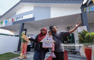 Syukur miliki Rumah Perakku, jarak kediaman ke tempat kerja dekat Mohd Fariez Kamarul Redzuan, 28, bersama isteri dan anaknya antara pembeli rumah Projek Perumahan Perakku Kota Malim Prima @ Tanjung Malim. Foto ABDULLAH YUSOF 28 MARCH 2026.