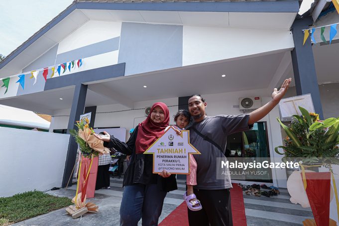 Mohd Fariez Kamarul Redzuan, 28, bersama isteri dan anaknya antara pembeli rumah Projek Perumahan Perakku Kota Malim Prima @ Tanjung Malim. Foto ABDULLAH YUSOF 28 MARCH 2026.