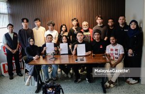 Timbalan Pengerusi BERSIH, Kelvin Lee See Kiang (dua kanan hadapan) bergambar bersama sebahagian mahasiswa selepas selesai sidang media Sekretariat Tangkap Azam Baki di Rumah Mandiri, Petaling Jaya. Foto MUHAIMIN MARWAN, 30 Mac 2026.