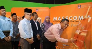 Timbalan Naib Canselor (Hal Ehwal Pelajar) UiTM, Profesor Dr. Mohd Sazili Shahibi melancarkan inisiatif Menu Siswa Rahmah dan Tabung ‘Suspended Meal’