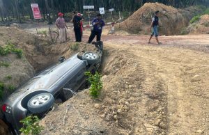 Elak anjing melintas: Seorang maut, lima cedera Myvi masuk parit