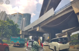 Wanita lintas jalan sambil guna telefon bimbit sebabkan nahas 3 kenderaan