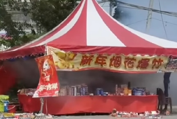 khemah jual mercun terbakar