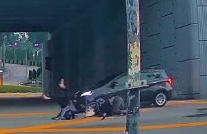 Tukar lorong secara mengejut, motosikal dirempuh dari belakang