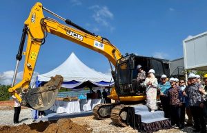 Exco Infrastruktur, Tenaga, Air dan Pengangkutan Awam Perak, Datuk Seri Ir Mohammad Nizar Jamaluddin hadir ke Majlis Pecah Tanah Fasiliti Penempatan Berpusat Bagi Projek Hydro Life Extension Programme (HLEP) di Bandariang, Gerik, pada Khamis.