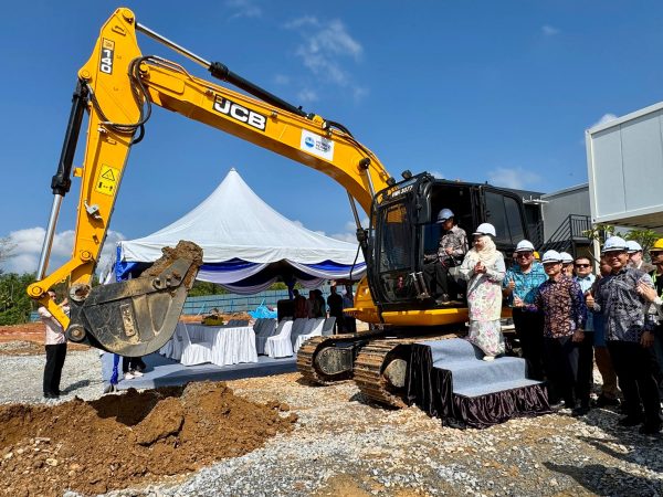 Exco Infrastruktur, Tenaga, Air dan Pengangkutan Awam Perak, Datuk Seri Ir Mohammad Nizar Jamaluddin hadir ke Majlis Pecah Tanah Fasiliti Penempatan Berpusat Bagi Projek Hydro Life Extension Programme (HLEP) di Bandariang, Gerik, pada Khamis.