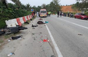 Dua beranak maut motosikal bertembung kereta berhampiran Gunung Pulai