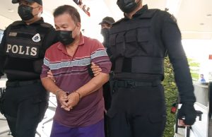Warga emas tiba di mahkamah berdepan tuduhan tembak mati 3 individu