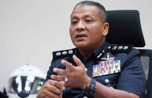 Pemandu treler tertidur, treler bawa ayam sejuk beku terbabas di Jalan Istana