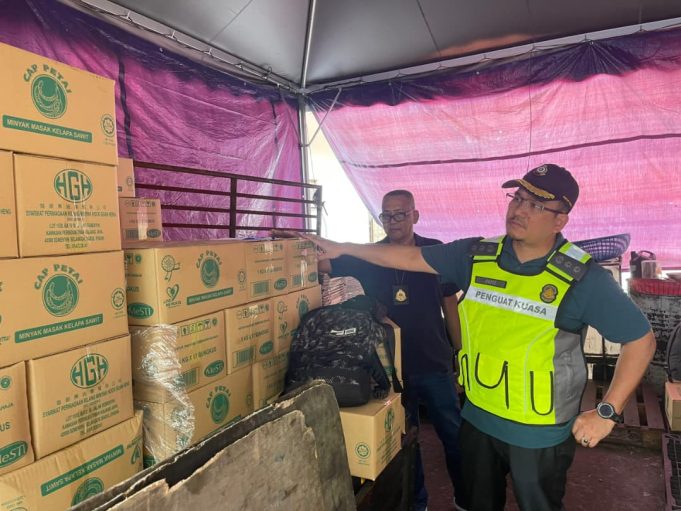 Kementerian Perdagangan Dalam Negeri dan Kos Sara Hidup (KPDN) tumpaskan penyelewengan minyak masak bersubsidi di Mantan, Negeri Sembilan.