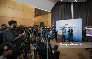 PM jumpa MB, Ketua Menteri teliti ikhtiar isu tenaga global Menteri Komunikasi, Datuk Fahmi Fadzil bercakap pada sidang media mingguan di Angkasapuri, Kuala Lumpur. Foto SADIQ SANI, 01 APRIL 2026.