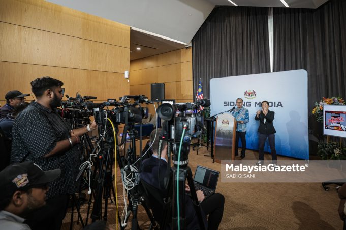 Menteri Komunikasi, Datuk Fahmi Fadzil bercakap pada sidang media mingguan di Angkasapuri, Kuala Lumpur. Foto SADIQ SANI, 01 APRIL 2026.