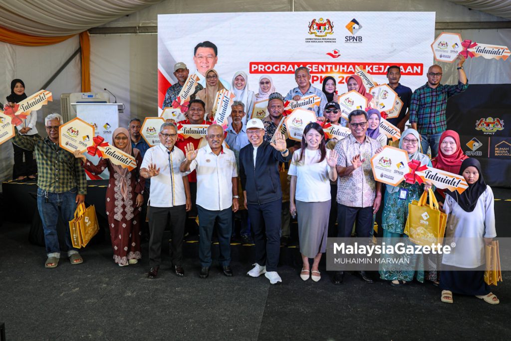 Menteri Perumahan danKerajaan Tempatan Nga Kor Ming bergambar bersama penerima pada Program Sentuhan Kejayaan KPKT 2025 dan Majlis Penyerahan Kunci Rumah Mangsa Insiden Kebakaran Putra Heights
di Tapak No 8, Projek Kampung Sungai Baru, Putra Heights, Subang Jaya. Foto MUHAIMIN MARWAN, 4 DISEMBER 2025. Bina Baharu Rumah SPNB