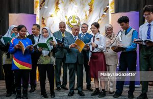 Menteri Besar Perak, Datuk Seri Saarani Mohamad ketika sesi bergambar pada Majlis Penyerahan Buku Rujukan Tambahan SPM Program Cikgu Saarani Tahun 2026 di Bangunan Perak Darul Ridzuan, Ipoh, pada Isnin. Foto ANIQ NABILAFIQ ANUAR, 06 APRIL 2026. Program Tuisyen Cikgu Saarani Perak Sejahtera 2030
