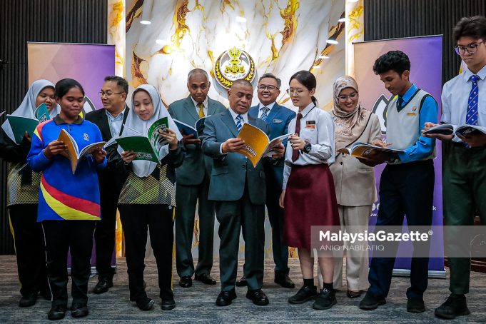 BUKU LATIH TUBI SPM 2026 YAYASAN PERAK Menteri Besar Perak, Datuk Seri Saarani Mohamad ketika sesi bergambar pada Majlis Penyerahan Buku Rujukan Tambahan SPM Program Cikgu Saarani Tahun 2026 di Bangunan Perak Darul Ridzuan, Ipoh, pada Isnin. Foto ANIQ NABILAFIQ ANUAR, 06 APRIL 2026. Program Tuisyen Cikgu Saarani Perak Sejahtera 2030