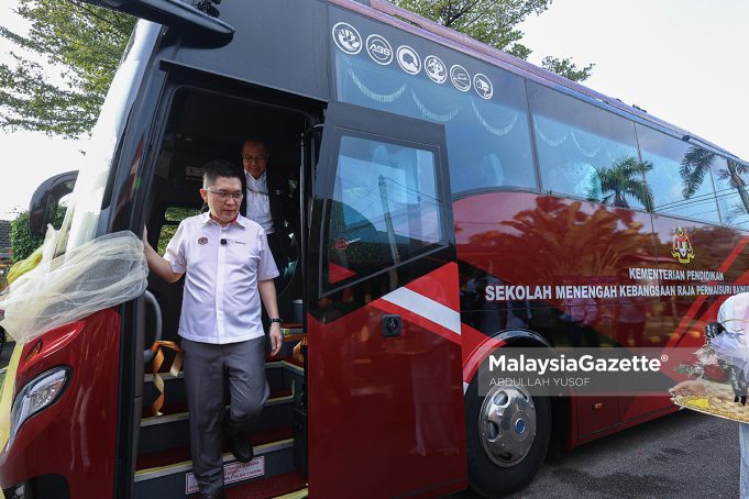 MAJLSI PENYERAHAN BAS BAHARU SMK RAJA PERMAISURI BAINUN