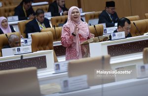 Exco Pembangunan Wanita, Keluarga, Kebajikan Masyarakat, Pembangunan Usahawan dan Koperasi Perak, Datuk Salbiah Mohamed ketika menjawab solan lisan pada Mesyuarat Pertama, Tahun Keempat, Dewan Negeri Ke-15 di Bangunan Perak Darul Ridzuan, Ipoh. Foto ABDULLAH YUSOF 21 APRIL 2026.