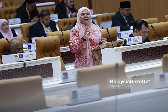 SIDANG DUN PERAK Exco Pembangunan Wanita, Keluarga, Kebajikan Masyarakat, Pembangunan Usahawan dan Koperasi Perak, Datuk Salbiah Mohamed ketika menjawab solan lisan pada Mesyuarat Pertama, Tahun Keempat, Dewan Negeri Ke-15 di Bangunan Perak Darul Ridzuan, Ipoh. Foto ABDULLAH YUSOF 21 APRIL 2026.