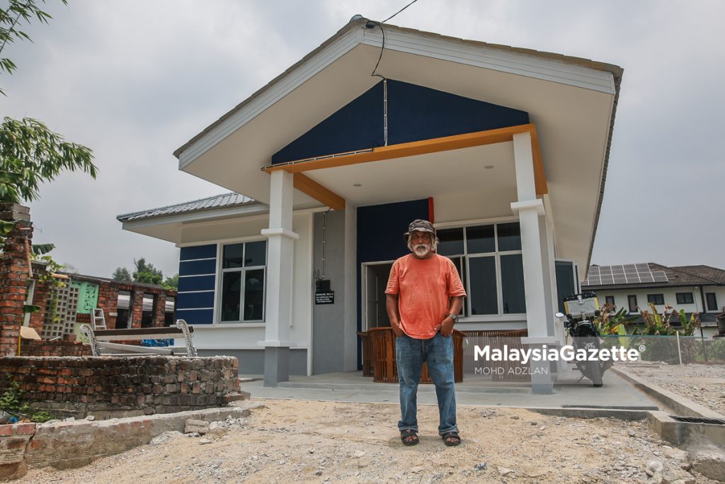 Penduduk, Mohamad Nasir Abd Hamid, 70 salah seorang mangsa tragedi letupan saluran gas di Putra Heights yang mendapat kediaman yang baharu menerusi projek Bina Baru Rumah (BBR) ketika di Kampung Kuala Sungai Baru, Putra Heights. Foto MOHD ADZLAN, 05 APRIL 2026.