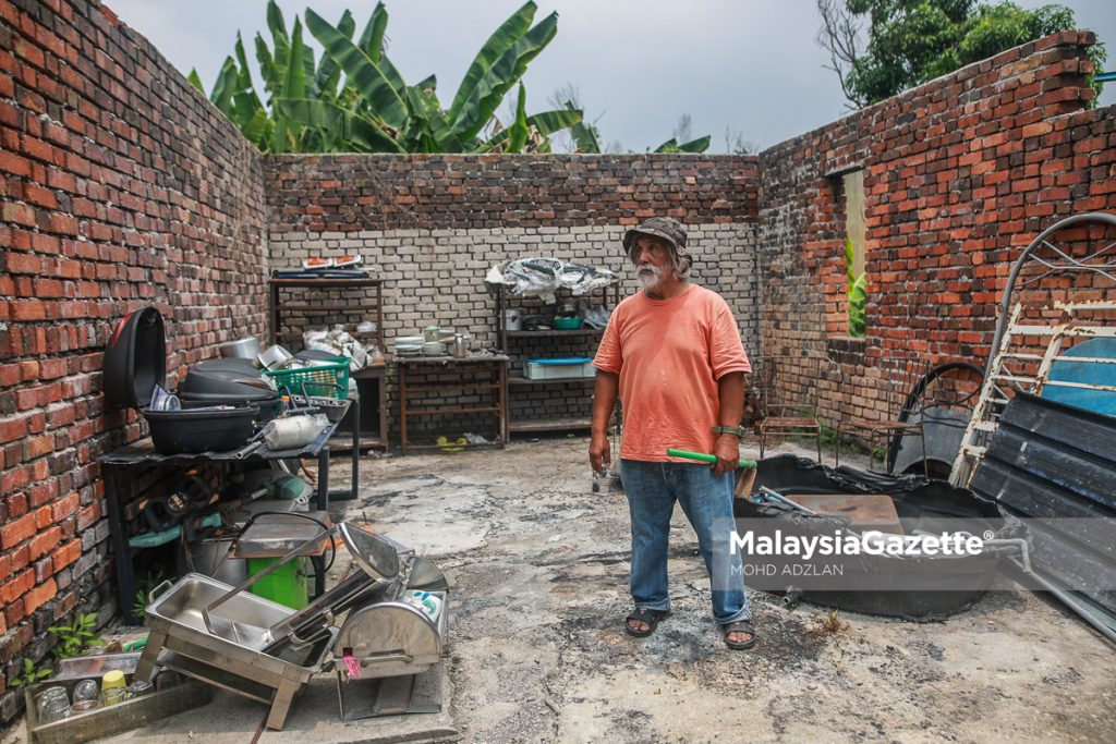Penduduk, Mohamad Nasir Abd Hamid, 70 salah seorang mangsa tragedi letupan saluran gas di Putra Heights menunjukkan rumahnya yang musnah dan telah mendapat kediaman yang baharu menerusi projek Bina Baru Rumah (BBR) ketika di Kampung Kuala Sungai Baru, Putra Heights. Foto MOHD ADZLAN, 05 APRIL 2026.