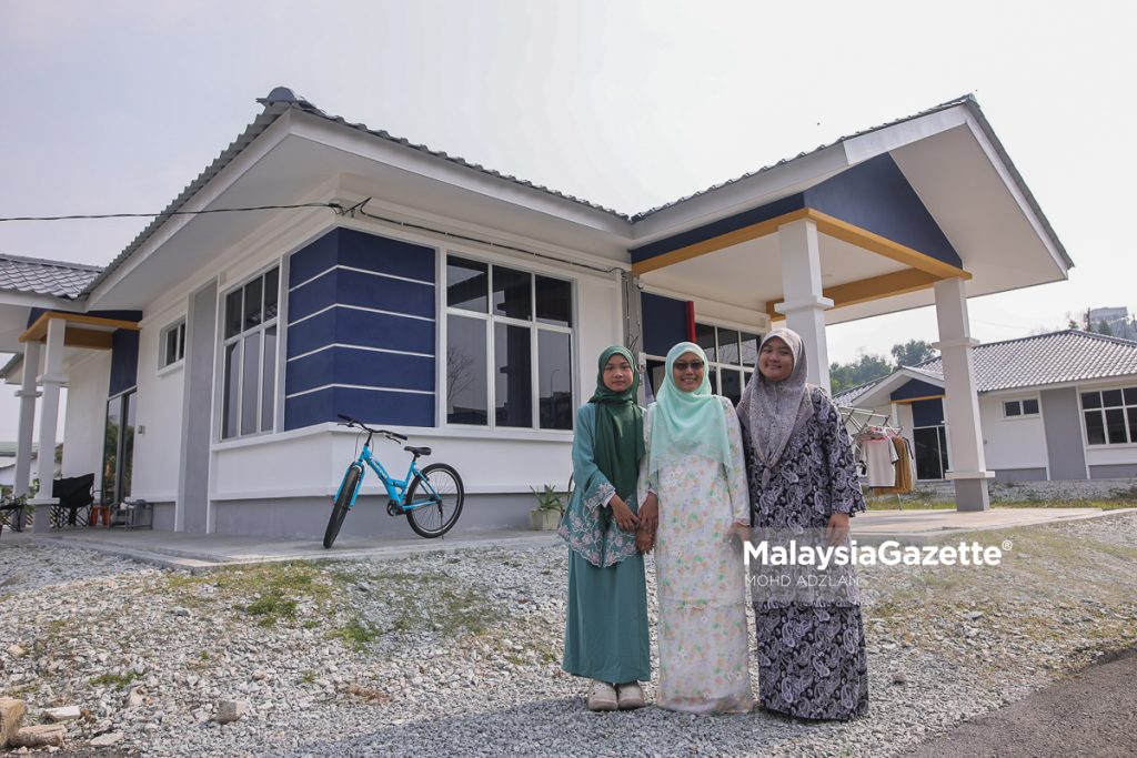 Penduduk, Azidah Puteh Azib, 45 salah seorang mangsa tragedi letupan saluran gas di Putra Heights yang mendapat kediaman yang baharu menerusi projek Bina Baru Rumah (BBR) selepas rumahnya musnah ketika di Kampung Kuala Sungai Baru, Putra Heights. Foto MOHD ADZLAN, 05 APRIL 2026.