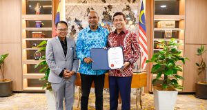 Menteri Sumber Manusia, Datuk SeriRamanan Ramakrishnan menyampaikan watikah pelantikan kepada Ramelle Ashram Ramli dan Ahsim Jamat